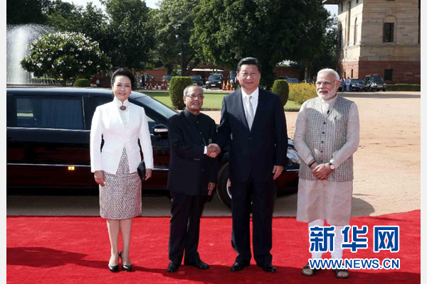 9月18日，國家主席習(xí)近平出席印度總統(tǒng)慕克吉在總統(tǒng)府舉行的隆重歡迎儀式。這是儀式前，習(xí)近平與慕克吉親切握手。 新華社記者 鞠鵬 攝