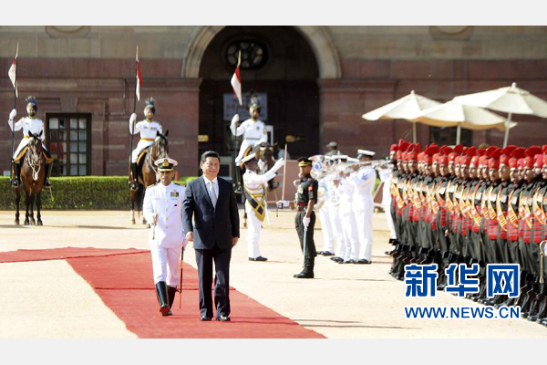 9月18日，國家主席習(xí)近平出席印度總統(tǒng)慕克吉在總統(tǒng)府舉行的隆重歡迎儀式。 新華社記者 張鐸 攝