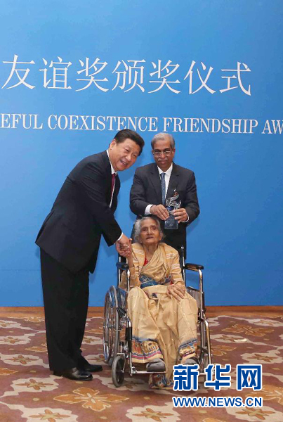 9月19日，國家主席習(xí)近平在新德里會(huì)見印度友好人士、友好團(tuán)體代表，并頒發(fā)和平共處五項(xiàng)原則友誼獎(jiǎng)，表彰他們長(zhǎng)期致力于中印友好事業(yè)。新華社記者龐興雷攝 
