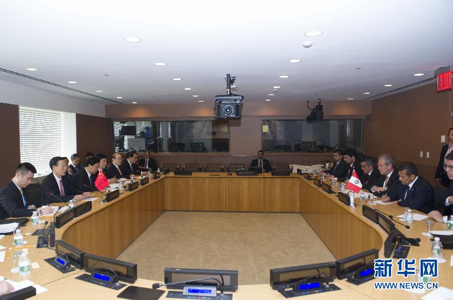 9月23日，出席聯(lián)合國氣候峰會的國家主席習(xí)近平特使、國務(wù)院副總理張高麗在紐約聯(lián)合國總部會見秘魯總統(tǒng)烏馬拉。 新華社記者 王曄 攝 