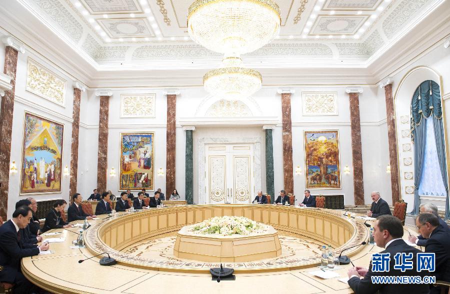 9月26日，應(yīng)邀訪問白俄羅斯的國務(wù)院副總理張高麗在明斯克會見白俄羅斯總統(tǒng)盧卡申科。新華社記者王曄攝 