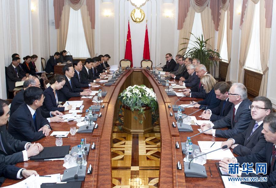  9月27日，應(yīng)邀訪問白俄羅斯的國務(wù)院副總理張高麗在明斯克同白俄羅斯總理米亞斯尼科維奇舉行會談。 新華社記者王曄攝