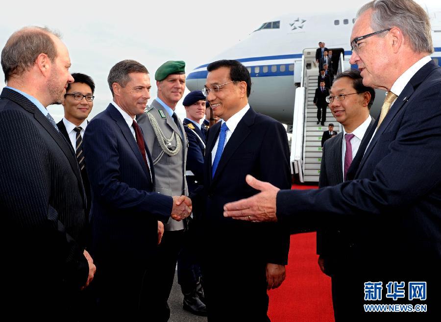 10月9日，國(guó)務(wù)院總理李克強(qiáng)抵達(dá)柏林開(kāi)始對(duì)德國(guó)進(jìn)行正式訪問(wèn)。德國(guó)政府高級(jí)官員到機(jī)場(chǎng)迎接。 新華社記者 饒愛(ài)民 攝