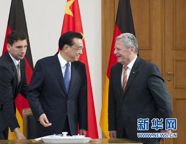 10月10日，國務(wù)院總理李克強(qiáng)在柏林會見德國總統(tǒng)高克。這是李克強(qiáng)總理與高克總統(tǒng)親切交談。 新華社記者 王曄 攝 