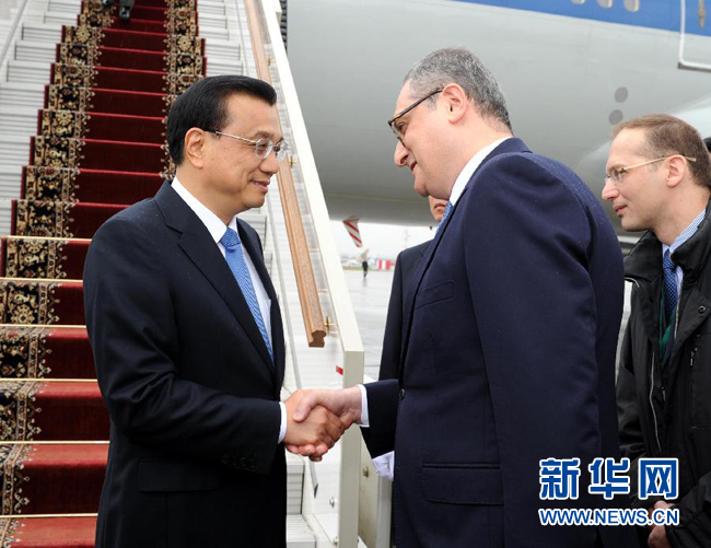 10月12日，中國國務院總理李克強乘專機抵達莫斯科，開始對俄羅斯進行正式訪問并舉行中俄總理第十九次定期會晤。俄羅斯聯(lián)邦政府高級官員到機場迎接李克強總理。新華社記者 饒愛民 攝