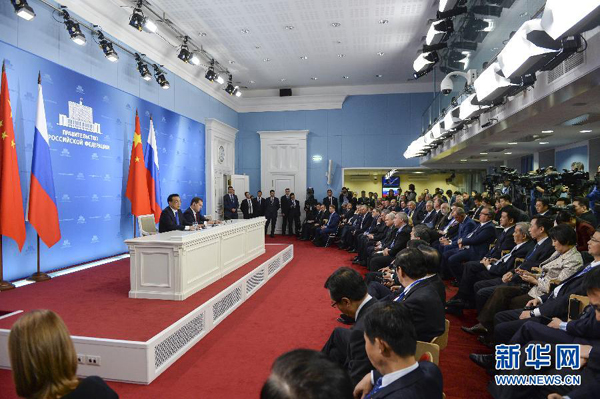 10月13日，國務(wù)院總理李克強在莫斯科與俄羅斯總理梅德韋杰夫圓滿結(jié)束中俄總理第十九次定期會晤后共同會見記者。 新華社記者李學仁攝