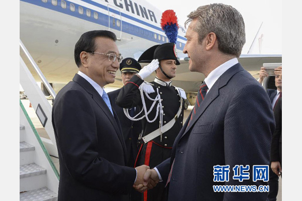 10月14日，國務(wù)院總理李克強(qiáng)乘專機(jī)抵達(dá)羅馬，開始對意大利進(jìn)行正式訪問，意大利政府高級官員到機(jī)場迎接。 新華社記者李學(xué)仁攝
