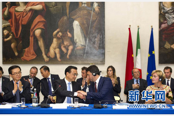 10月14日，中國國務(wù)院總理李克強在羅馬巴爾貝里尼宮與意大利總理倫齊共同會見中意企業(yè)家委員會委員及企業(yè)家代表并致辭。 新華社記者謝環(huán)馳 攝 