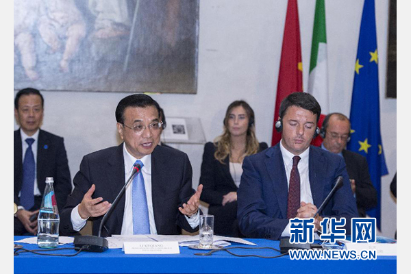 10月14日，中國國務(wù)院總理李克強在羅馬巴爾貝里尼宮與意大利總理倫齊共同會見中意企業(yè)家委員會委員及企業(yè)家代表并致辭。 新華社記者 王曄攝 