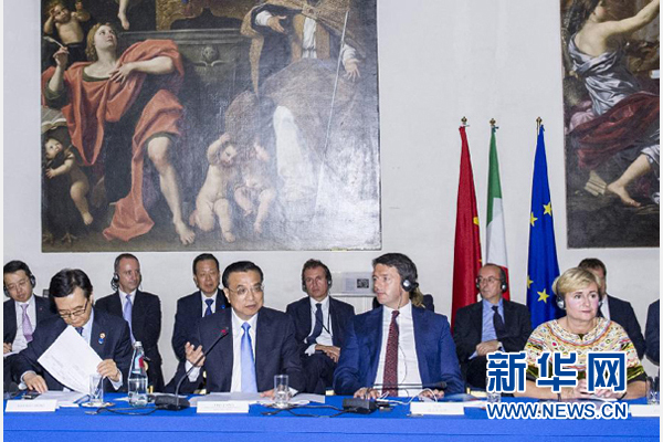 10月14日，中國國務(wù)院總理李克強在羅馬巴爾貝里尼宮與意大利總理倫齊共同會見中意企業(yè)家委員會委員及企業(yè)家代表并致辭。 新華社記者 王曄攝 