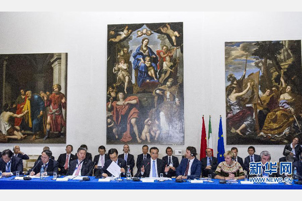 10月14日，中國國務(wù)院總理李克強在羅馬巴爾貝里尼宮與意大利總理倫齊共同會見中意企業(yè)家委員會委員及企業(yè)家代表并致辭。 新華社記者 王曄攝 