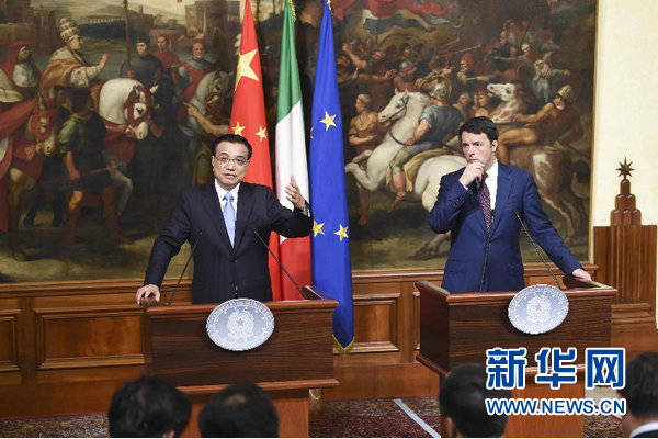 10月14日，國務(wù)院總理李克強在羅馬與意大利總理倫齊舉行會談后共同會見記者。 新華社記者 李學(xué)仁 攝
