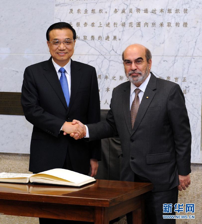 10月15日，中國國務(wù)院總理李克強在羅馬會見聯(lián)合國糧農(nóng)組織總干事格拉齊亞諾。 新華社記者 饒愛民 攝