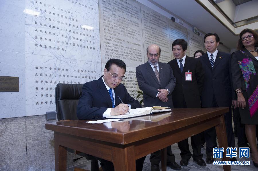 10月15日，中國國務(wù)院總理李克強在羅馬會見聯(lián)合國糧農(nóng)組織總干事格拉齊亞諾。這是李克強抵達后在貴賓簿上簽字。 新華社記者 王曄 攝