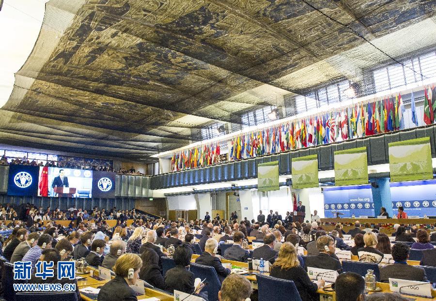 10月15日，中國國務(wù)院總理李克強在格拉齊亞諾總干事的陪同下在位于羅馬的聯(lián)合國糧農(nóng)組織總部發(fā)表演講。 新華社記者 王曄 攝 