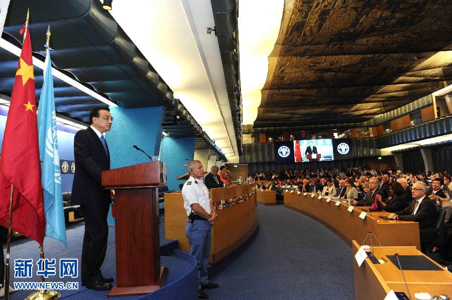 10月15日，中國國務(wù)院總理李克強在格拉齊亞諾總干事的陪同下在位于羅馬的聯(lián)合國糧農(nóng)組織總部發(fā)表演講。 新華社記者 饒愛民 攝 