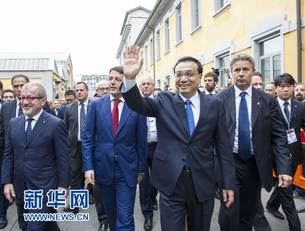 10月16日，中國國務(wù)院總理李克強(qiáng)在米蘭與意大利總理倫齊共同出席第五屆中意創(chuàng)新合作周大會并致辭。這是李克強(qiáng)抵達(dá)位于米蘭理工大學(xué)的會場。新華社記者王曄攝