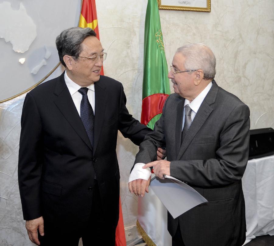 11月1日，正在阿爾及利亞進(jìn)行正式友好訪問的全國(guó)政協(xié)主席俞正聲在阿爾及爾與阿民族院議長(zhǎng)本&middot;薩拉赫舉行會(huì)談。這是俞正聲親切詢問本&middot;薩拉赫的手傷情況。新華社記者 張鐸 攝 