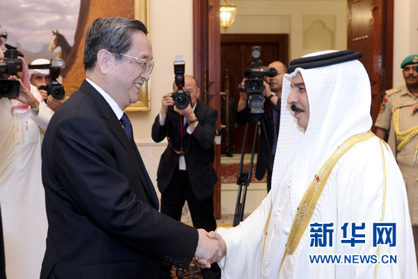 11月6日，正在巴林進(jìn)行正式友好訪問的全國政協(xié)主席俞正聲在麥納麥會見巴林國王哈馬德。 新華社記者 張鐸 攝