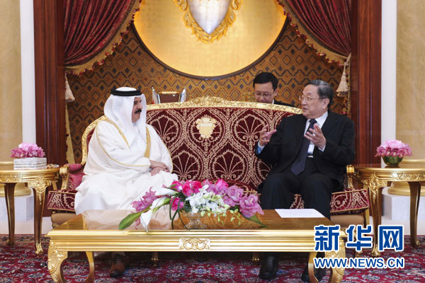 11月6日，正在巴林進(jìn)行正式友好訪問的全國政協(xié)主席俞正聲在麥納麥會見巴林國王哈馬德。 新華社記者 張鐸 攝