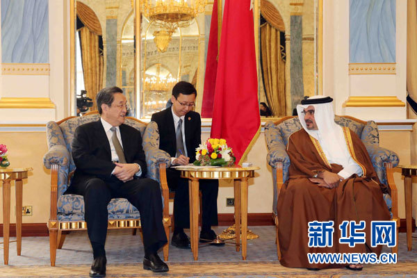 11月6日，正在巴林進(jìn)行正式友好訪問的全國政協(xié)主席俞正聲在麥納麥會見巴林王儲薩勒曼。 新華社記者劉衛(wèi)兵攝