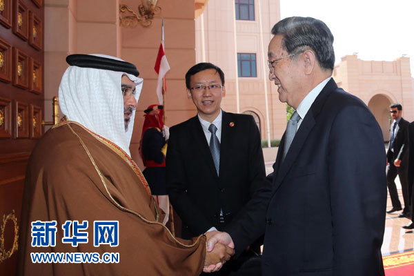 11月6日，正在巴林進(jìn)行正式友好訪問的全國政協(xié)主席俞正聲在麥納麥會見巴林王儲薩勒曼。 新華社記者劉衛(wèi)兵攝