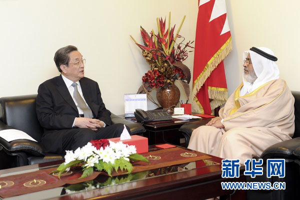 11月6日，正在巴林進(jìn)行正式友好訪問的全國政協(xié)主席俞正聲在麥納麥會見巴林國民議會議長兼眾議長扎赫拉尼。 新華社記者 張鐸 攝