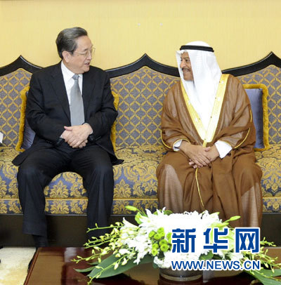 11月6日，正在巴林進(jìn)行正式友好訪問的全國政協(xié)主席俞正聲在麥納麥與巴林協(xié)商會議主席阿里舉行會談。 新華社記者 張鐸 攝