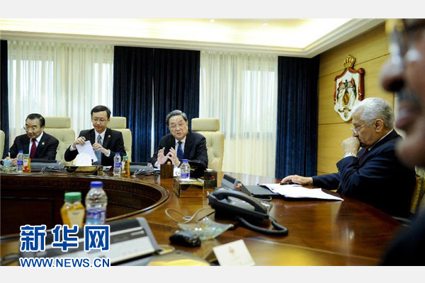 11月9日，正在約旦進行正式友好訪問的全國政協(xié)主席俞正聲在安曼會見約旦首相恩蘇爾。 新華社記者 張鐸 攝 