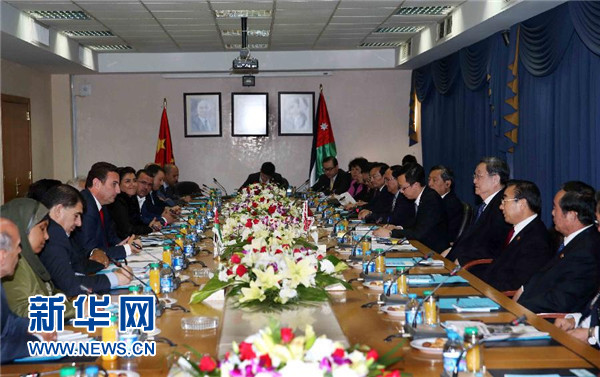  11月9日，正在約旦進行正式友好訪問的全國政協(xié)主席俞正聲在安曼會見約旦眾議院代議長薩法迪。 新華社記者 劉衛(wèi)兵 攝 