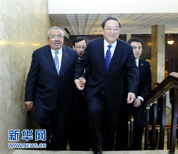 11月9日，正在約旦進行正式友好訪問的全國政協(xié)主席俞正聲在安曼與約旦參議長拉瓦比德進行會談。這是會談前，俞正聲與拉瓦比德攜手步入會場。新華社記者 張鐸 攝 