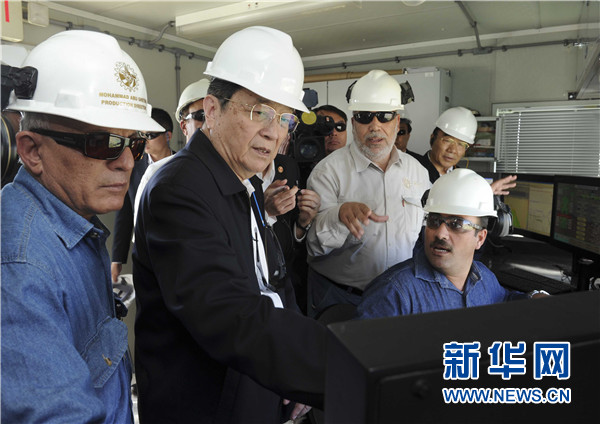 11月8日，正在約旦進行正式友好訪問的全國政協(xié)主席俞正聲在安曼參觀阿拉伯鉀肥公司。這是俞正聲在采鹽船上仔細(xì)詢問開采情況。 新華社記者 張鐸 攝