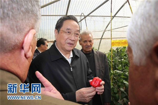 11月8日，正在約旦進行正式友好訪問的全國政協(xié)主席俞正聲在約旦河谷參觀碩果農(nóng)業(yè)合作社。 新華社記者 劉衛(wèi)兵 攝 