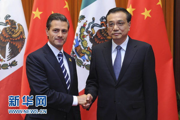11月11日，國(guó)務(wù)院總理李克強(qiáng)在北京人民大會(huì)堂會(huì)見(jiàn)來(lái)華進(jìn)行國(guó)事訪問(wèn)并出席亞太經(jīng)合組織第二十二次領(lǐng)導(dǎo)人非正式會(huì)議的墨西哥總統(tǒng)培尼亞。新華社記者張鐸攝