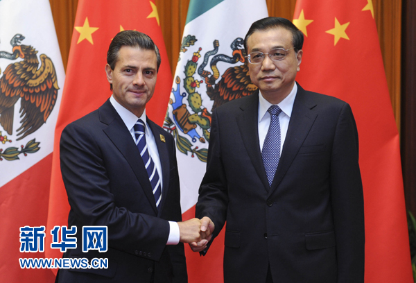 11月11日，國(guó)務(wù)院總理李克強(qiáng)在北京人民大會(huì)堂會(huì)見來華進(jìn)行國(guó)事訪問并出席亞太經(jīng)合組織第二十二次領(lǐng)導(dǎo)人非正式會(huì)議的墨西哥總統(tǒng)培尼亞。新華社記者張鐸 攝 