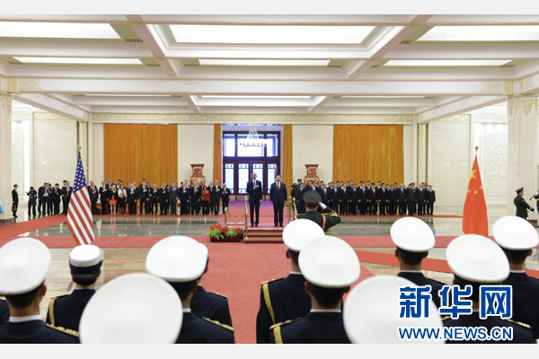 11月12日，國(guó)家主席習(xí)近平在北京人民大會(huì)堂舉行歡迎儀式，歡迎美國(guó)總統(tǒng)奧巴馬對(duì)中國(guó)進(jìn)行國(guó)事訪問。 新華社記者 馬占成 攝