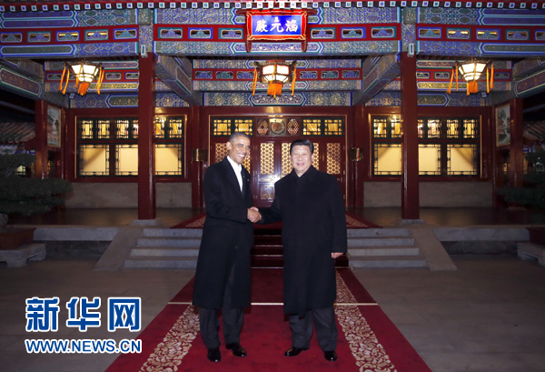 11月11日晚，國(guó)家主席習(xí)近平在中南海同美國(guó)總統(tǒng)奧巴馬舉行會(huì)晤。這是兩國(guó)元首在瀛臺(tái)涵元殿前握手。 新華社記者鞠鵬攝