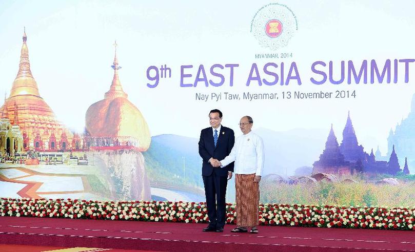 11月13日，中國國務(wù)院總理李克強(qiáng)在內(nèi)比都出席第九屆東亞峰會并發(fā)言。這是峰會開始前，東盟輪值主席國緬甸聯(lián)邦共和國總統(tǒng)吳登盛迎接李克強(qiáng)總理。新華社記者 李濤 攝 