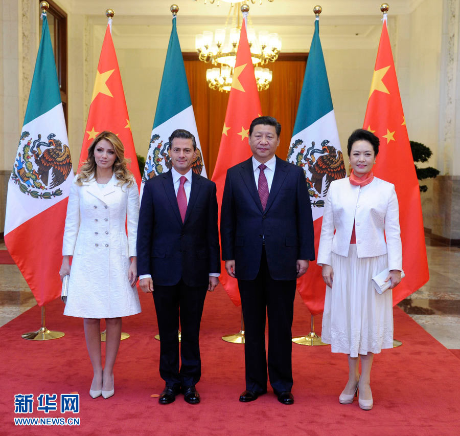 11月13日，國家主席習(xí)近平在北京人民大會(huì)堂北大廳舉行儀式，歡迎墨西哥總統(tǒng)培尼亞對中國進(jìn)行國事訪問。這是習(xí)近平和夫人彭麗媛同培尼亞夫婦合影。 新華社記者 張鐸 攝