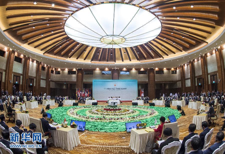 11月13日，中國(guó)國(guó)務(wù)院總理李克強(qiáng)在緬甸首都內(nèi)比都出席第17次東盟與中日韓（10+3）領(lǐng)導(dǎo)人會(huì)議。 新華社記者 王曄 攝