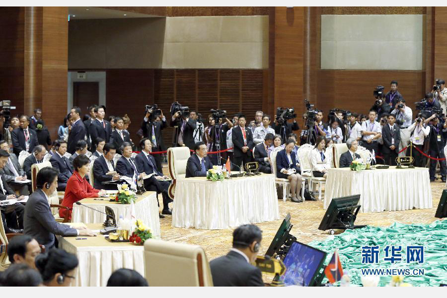 11月13日，中國(guó)國(guó)務(wù)院總理李克強(qiáng)在緬甸首都內(nèi)比都出席第17次東盟與中日韓（10+3）領(lǐng)導(dǎo)人會(huì)議。這是李克強(qiáng)在會(huì)議上講話。 新華社記者 鞠鵬 攝