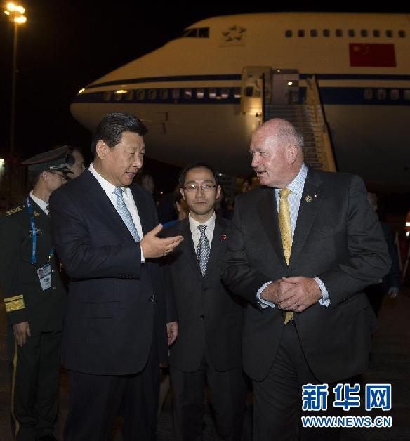 11月14日，中國(guó)國(guó)家主席習(xí)近平抵達(dá)布里斯班，出席二十國(guó)集團(tuán)領(lǐng)導(dǎo)人第九次峰會(huì)，并對(duì)澳大利亞進(jìn)行國(guó)事訪問(wèn)。這是習(xí)近平在機(jī)場(chǎng)受到澳大利亞聯(lián)邦總督科斯格羅夫的迎接。新華社記者 李學(xué)仁 攝