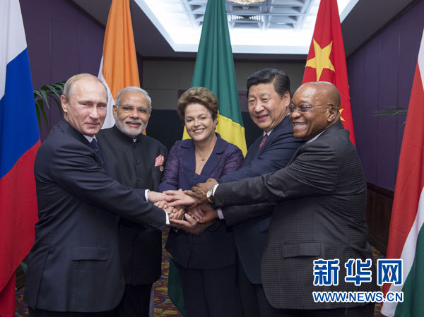 11月15日，金磚國家領(lǐng)導(dǎo)人非正式會晤在澳大利亞布里斯班舉行，中國國家主席習(xí)近平、巴西總統(tǒng)羅塞夫、俄羅斯總統(tǒng)普京、印度總理莫迪、南非總統(tǒng)祖馬出席。這是五國領(lǐng)導(dǎo)人在會晤前合影。新華社記者李學(xué)仁攝