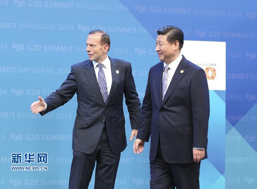 11月15日，二十國集團領導人第九次峰會在澳大利亞布里斯班舉行。國家主席習近平出席會議并發(fā)表題為《推動創(chuàng)新發(fā)展實現(xiàn)聯(lián)動增長》的重要講話。這是澳大利亞總理阿博特迎接習近平主席。 新華社記者 丁林 攝