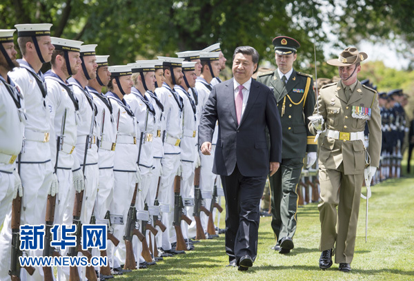 11月17日，中國國家主席習(xí)近平在堪培拉會見澳大利亞總督科斯格羅夫。會見前，科斯格羅夫在總督府草坪為習(xí)近平舉行隆重歡迎儀式。新華社記者謝環(huán)馳 攝 