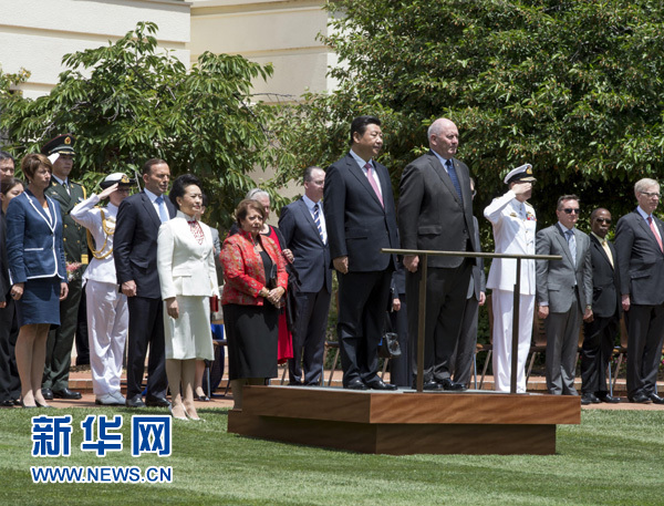 11月17日，中國國家主席習(xí)近平在堪培拉會見澳大利亞總督科斯格羅夫。會見前，科斯格羅夫在總督府草坪為習(xí)近平舉行隆重歡迎儀式。習(xí)近平和夫人彭麗媛抵達(dá)時，受到科斯格羅夫總督夫婦熱情迎接。新華社記者李學(xué)仁 攝 
