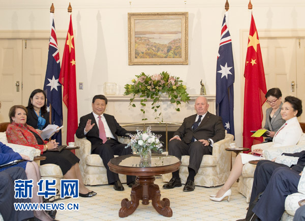 11月17日，中國國家主席習(xí)近平在堪培拉會見澳大利亞總督科斯格羅夫。會見前，科斯格羅夫在總督府草坪為習(xí)近平舉行隆重歡迎儀式。習(xí)近平和夫人彭麗媛抵達(dá)時，受到科斯格羅夫總督夫婦熱情迎接。新華社記者黃敬文 攝 