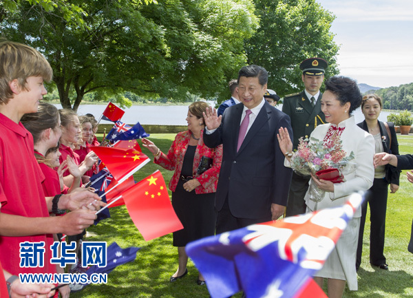 11月17日，中國國家主席習(xí)近平在堪培拉會見澳大利亞總督科斯格羅夫。會見前，科斯格羅夫在總督府草坪為習(xí)近平舉行隆重歡迎儀式。習(xí)近平和夫人彭麗媛抵達(dá)時，受到科斯格羅夫總督夫婦熱情迎接。新華社記者謝環(huán)馳 攝 