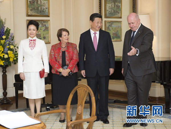 11月17日，中國國家主席習(xí)近平在堪培拉會見澳大利亞總督科斯格羅夫。會見前，科斯格羅夫在總督府草坪為習(xí)近平舉行隆重歡迎儀式。習(xí)近平和夫人彭麗媛抵達(dá)時，受到科斯格羅夫總督夫婦熱情迎接。新華社記者黃敬文 攝 