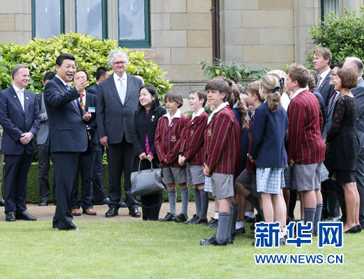 11月18日，國家主席習近平在澳大利亞塔斯馬尼亞州與朗塞斯頓市斯科奇－歐克伯恩小學的小學生共同植樹。新華社記者 姚大偉 攝